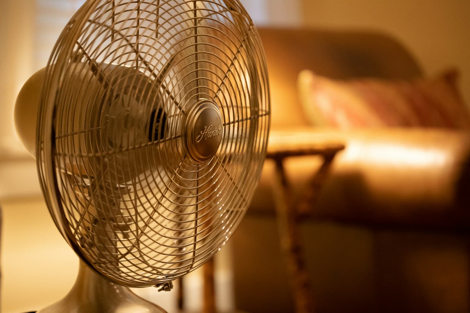 Ventilator metalic într-o cameră de zi, fotografie ilustrativă