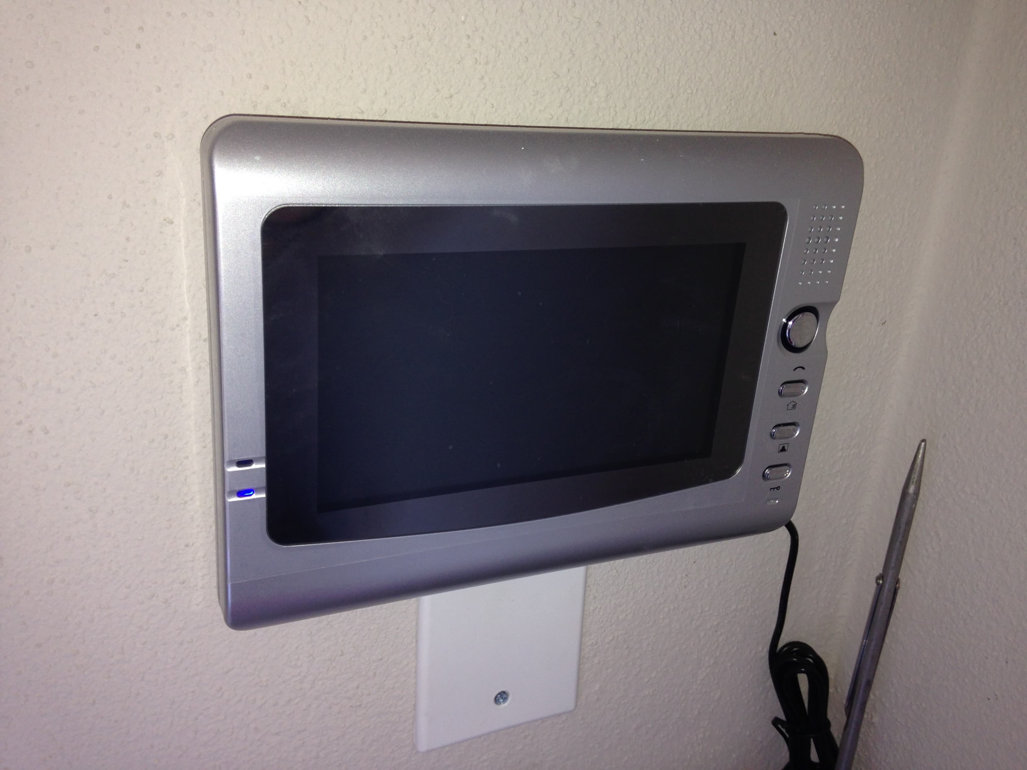 Monitor de videointerfon montat pe un perete interior, fotografie ilustrativă